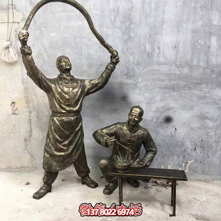 仿銅人物雕塑，裝點現(xiàn)代城市街道