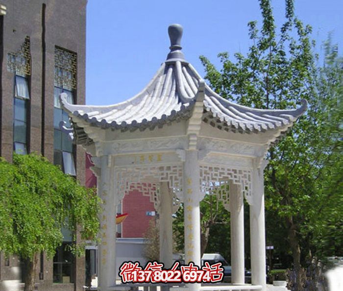 精美漢白玉鏤空涼亭，為校園休息區(qū)提供清涼休息空間