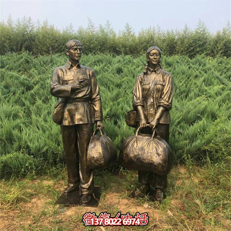 手工雕刻民俗小品，玻璃鋼仿銅人物拿行李的車站裝飾品