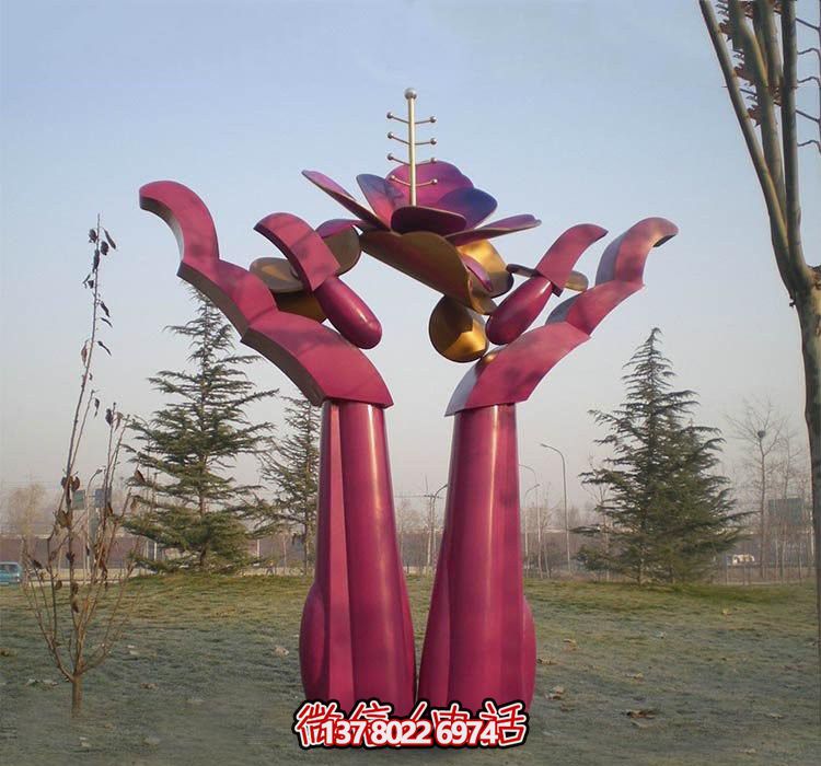 不銹鋼雕塑——用手捧花朵，點(diǎn)綴公園抽象美