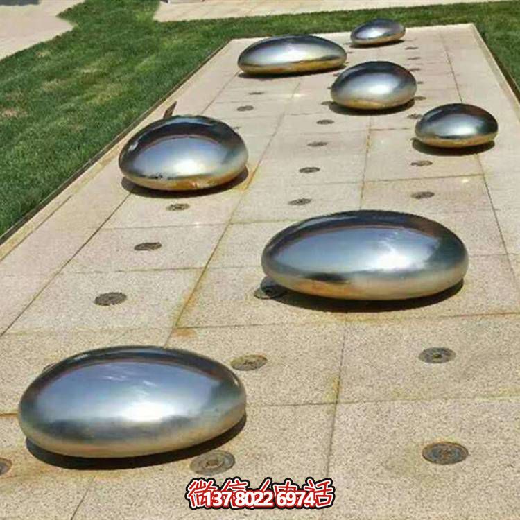 不銹鋼鏡面戶外噴泉水景擺件，以鵝卵石與雕塑裝飾