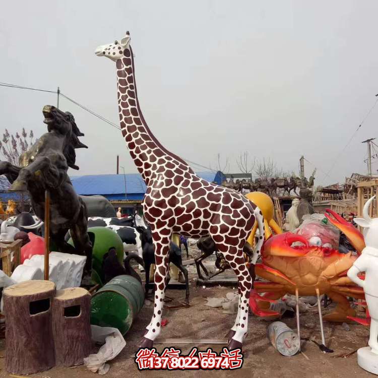 玻璃鋼長頸鹿雕塑，為戶外園林景觀增色