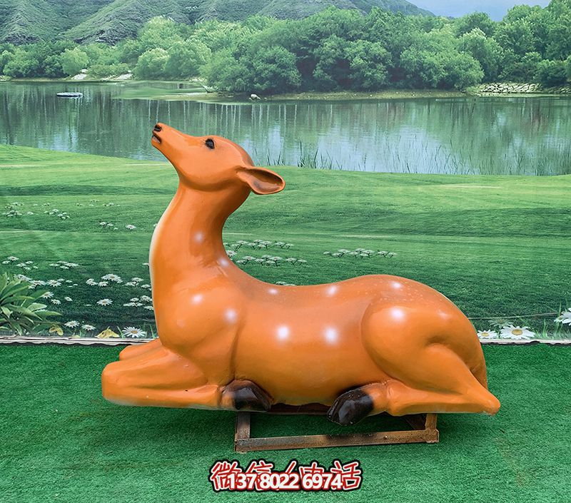 梅花鹿雕塑，繽紛草坪上添彩