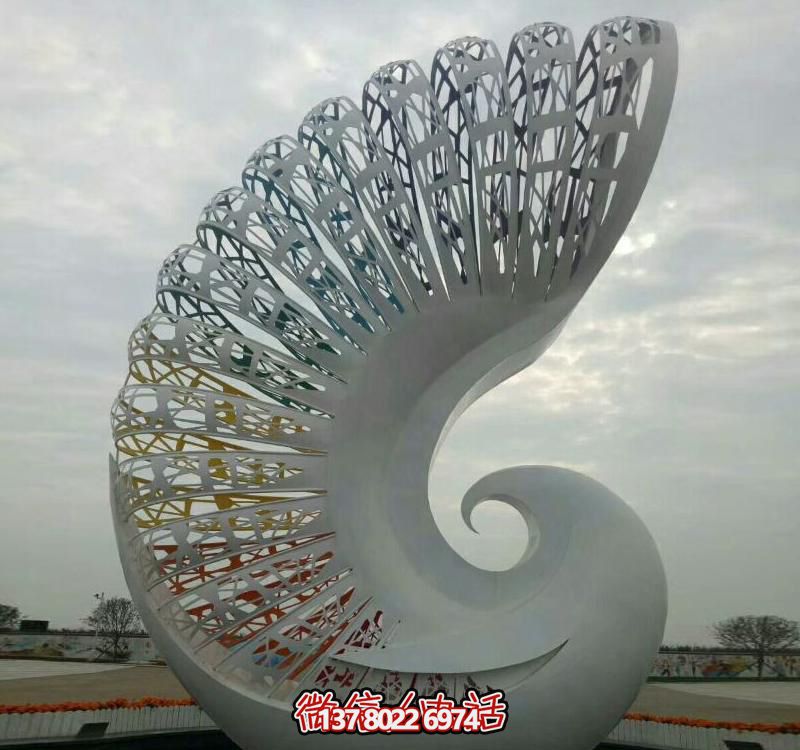 不銹鋼鳳凰雕塑，抽象而鏤空