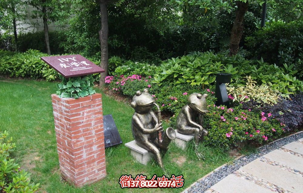 唯美青蛙雕塑，用不銹鋼增添公園景色