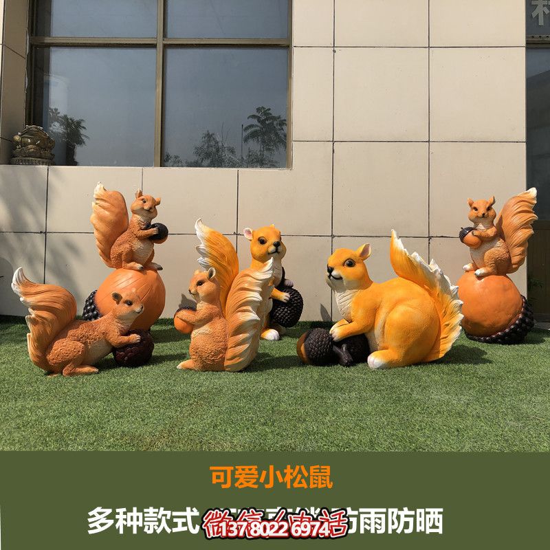 可愛小松鼠雕塑給森林公園、游樂園帶來美好時光