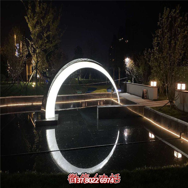 月牙形不銹鋼雕塑，美化城市水景