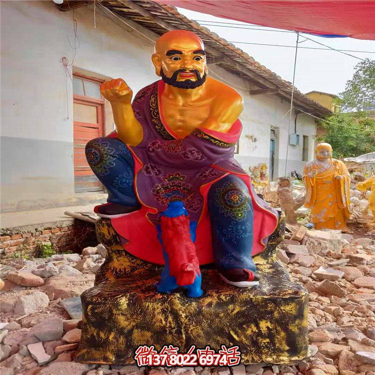 精美絕倫的玻璃鋼彩繪貼金十八羅漢雕塑，讓寺廟更加輝煌