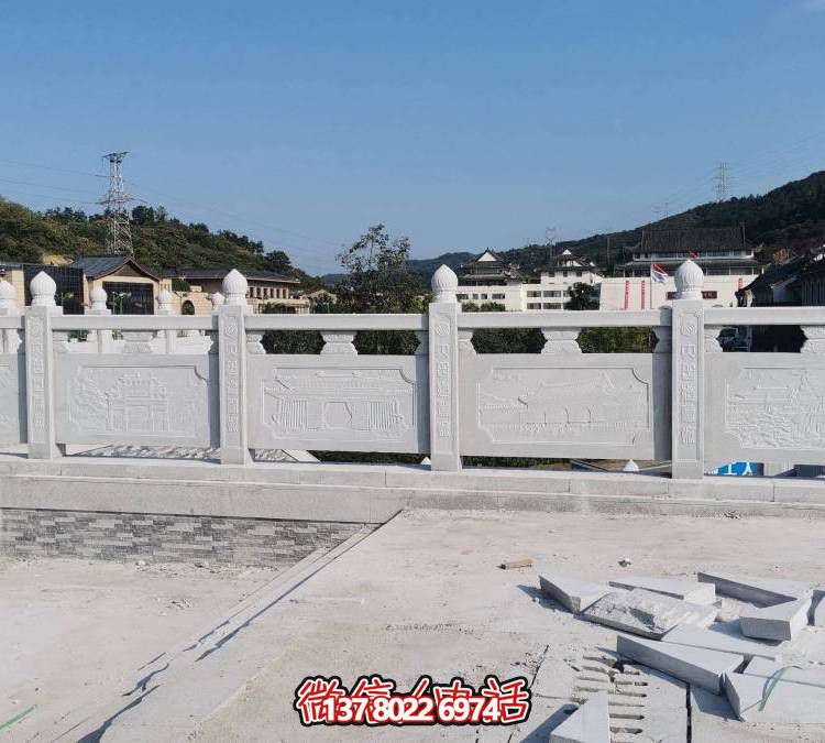 精美大理石雕塑，飾以圍欄的戶外河道裝飾