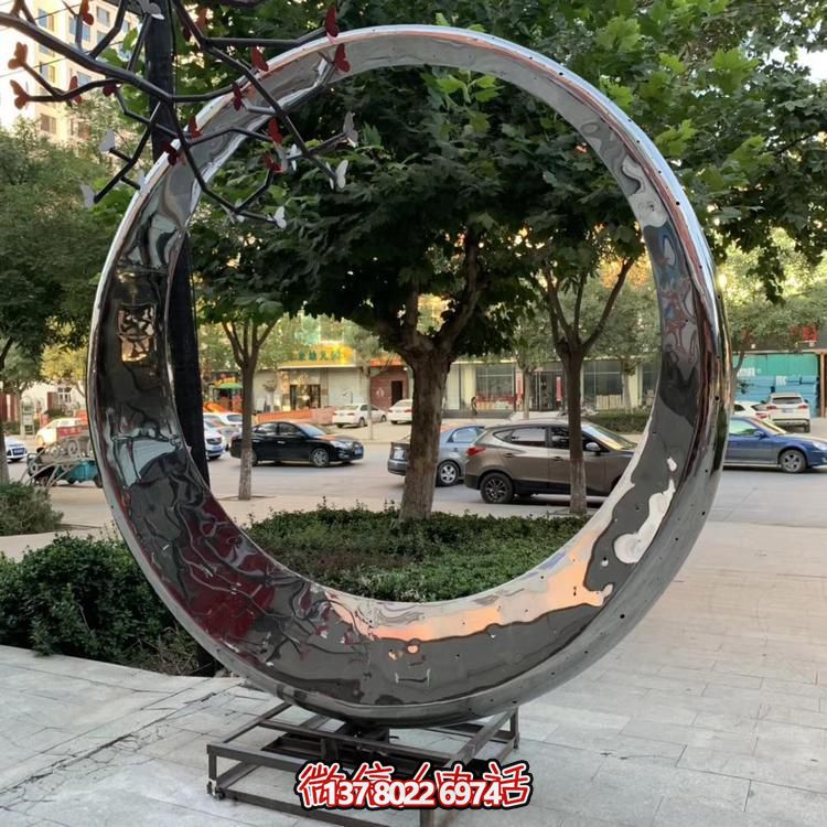 高級不銹鋼鏡面拋光圓環(huán)噴泉，為酒店會所戶外景觀雕塑增添絢麗色彩