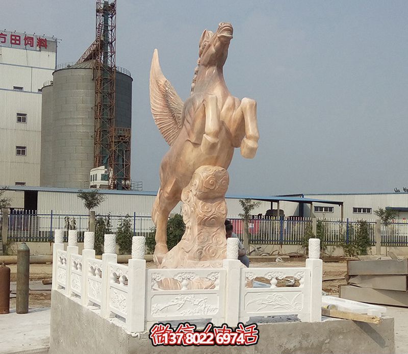 飛馬石雕創(chuàng)意雕塑，點綴廣場上的黃蠟石