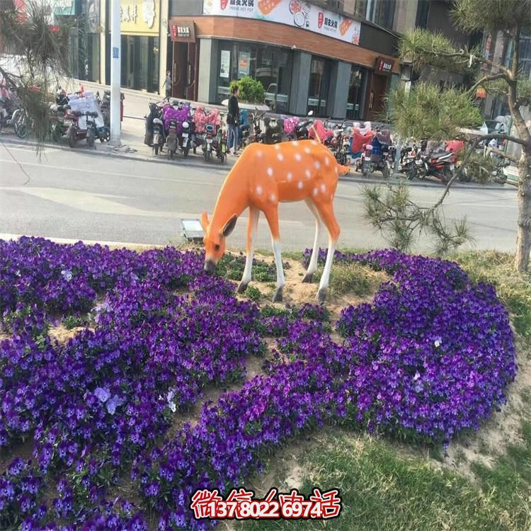 仿真鹿雕塑，在草叢中擺放，玻璃鋼打造