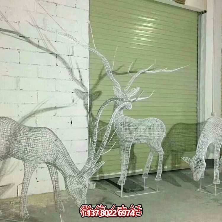 不銹鋼鏤空網(wǎng)格鹿燈光亮化擺件，為公園草坪上裝飾增添精彩