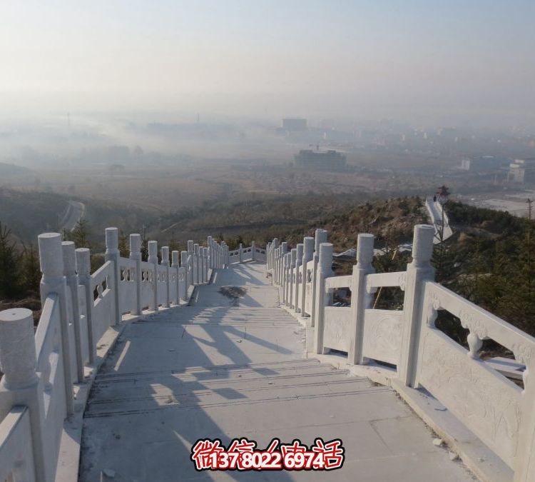 精致石雕護(hù)欄，漢白玉青石欄板點(diǎn)綴天然風(fēng)情