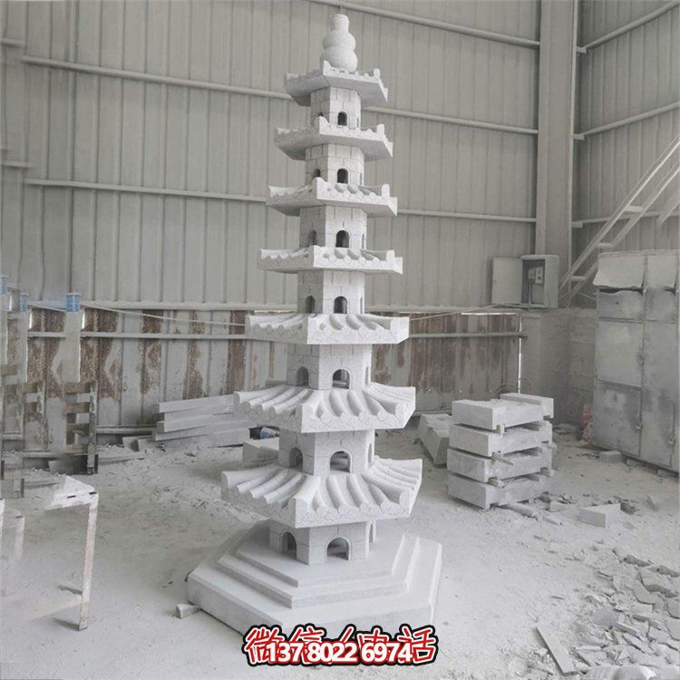 天然青石多層石佛塔，雕刻精美，為寺廟擺放