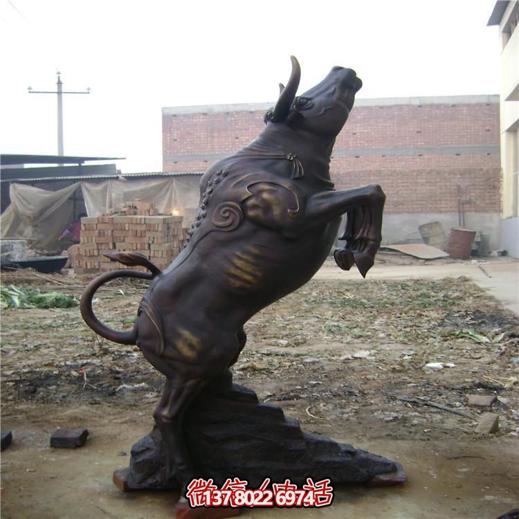 牛年奮進雕塑，玻璃鋼仿銅戶外景區(qū)農(nóng)耕積極雕塑