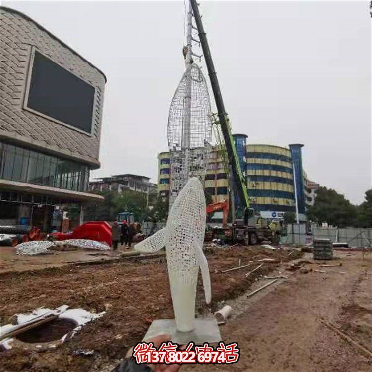 不銹鋼創(chuàng)意鏤空鯨魚雕塑，點(diǎn)綴園林景觀