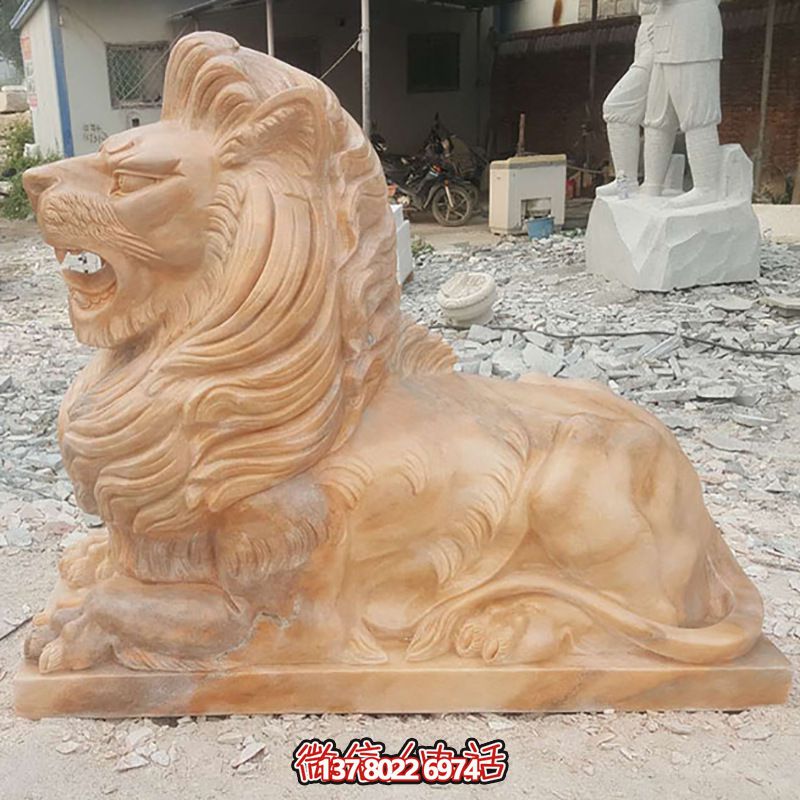 兇猛獅子紅石雕臥著雕塑，為公園景區(qū)添彩晚霞之美