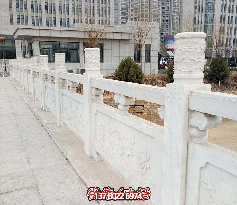 漢白玉鑲嵌欄桿扶手，點(diǎn)綴走廊裝飾，為城市花園添彩