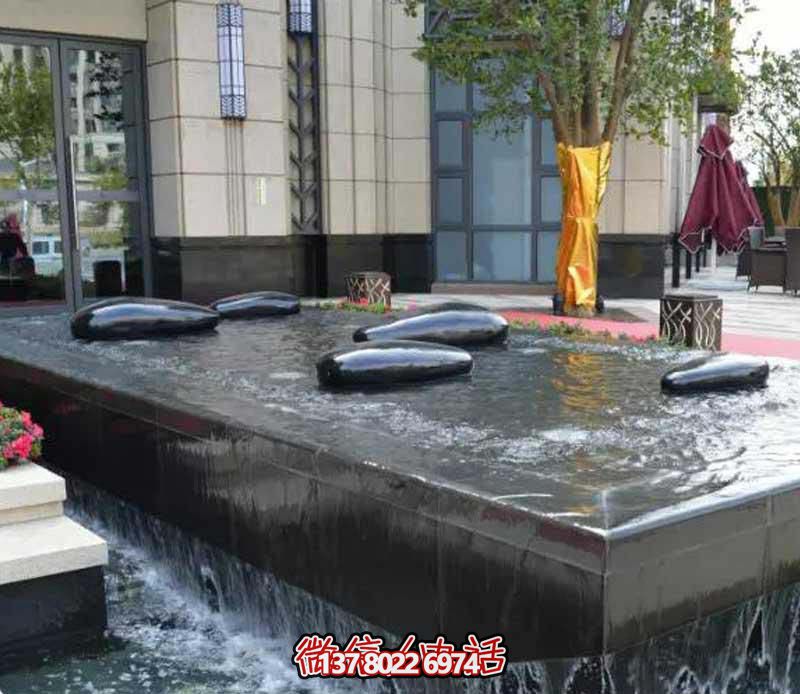 創(chuàng)意水中鵝卵石雕塑，為酒店池塘帶來抽象美感