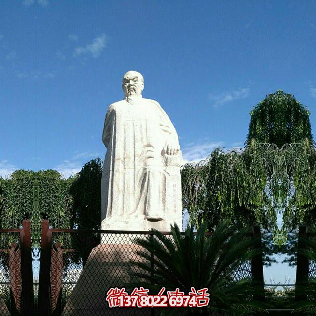 林則徐石雕塑，點(diǎn)綴校園廣場(chǎng)