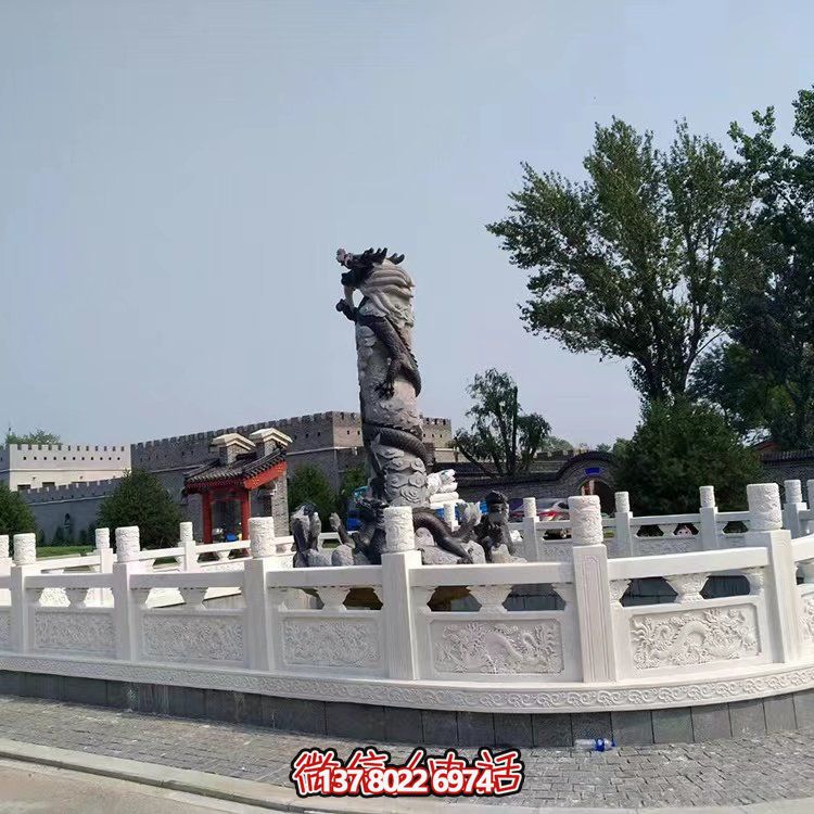 漢白玉石雕欄板，為景區(qū)水池提供防護(hù)及園林裝飾