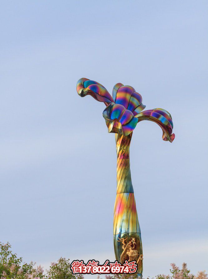 玻璃鋼藝術(shù)雕塑，點(diǎn)綴五彩花朵，為公園景觀帶來絢麗奪目的藝術(shù)氛圍