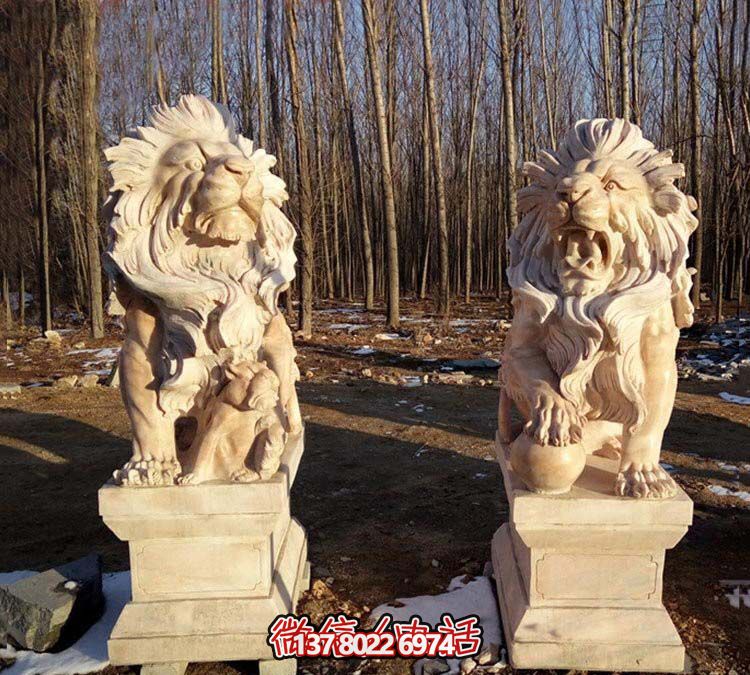 紅色獅子雕塑，欣賞絕美晚霞