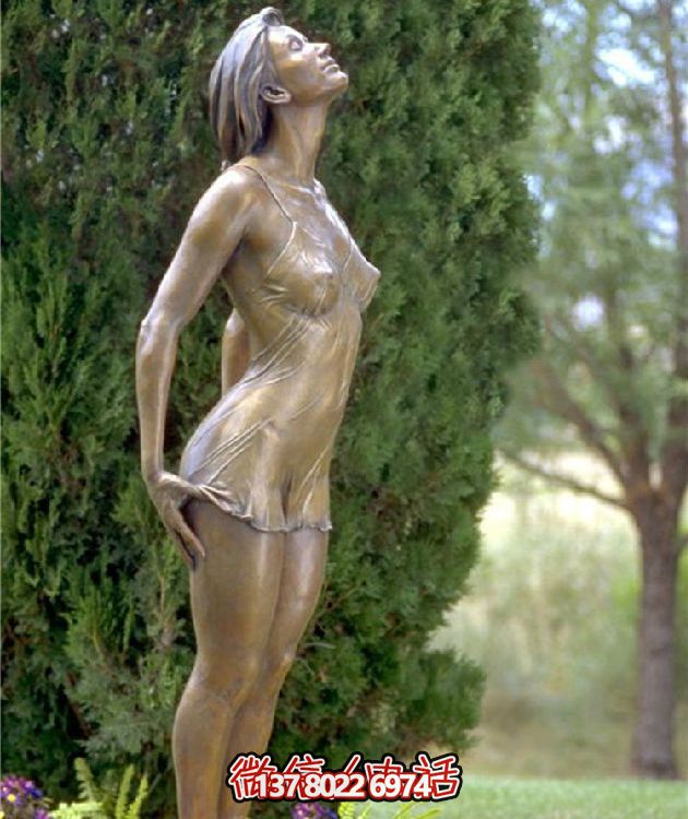 西方風(fēng)格仿銅人物雕塑玻璃鋼擺放，為公園園林增添靈動之美