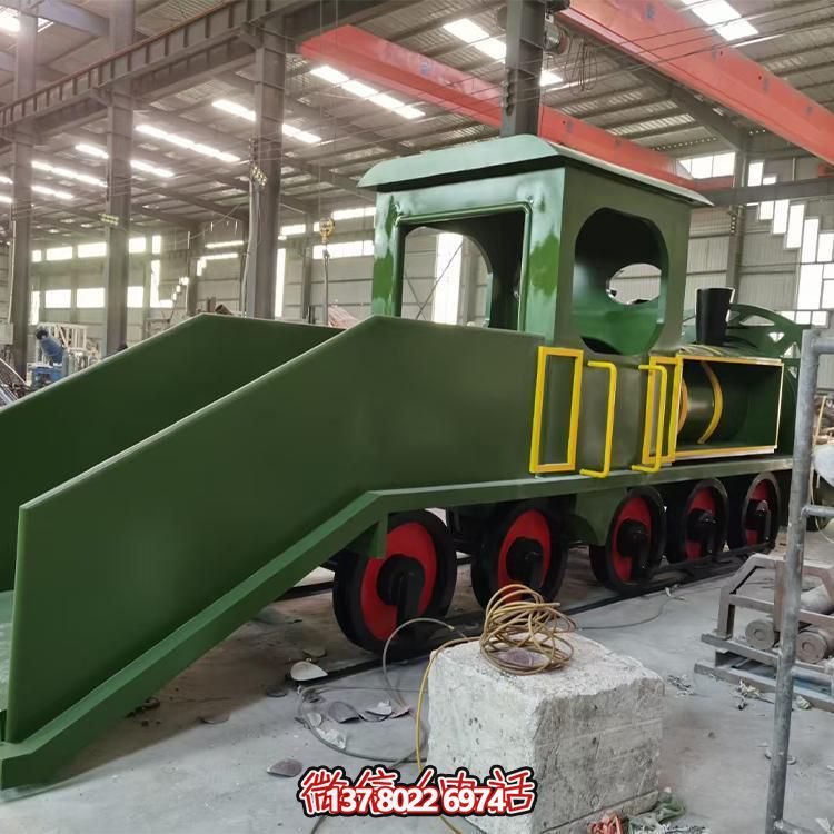 精致不銹鋼車頭雕塑，給游樂園增添時尚色彩