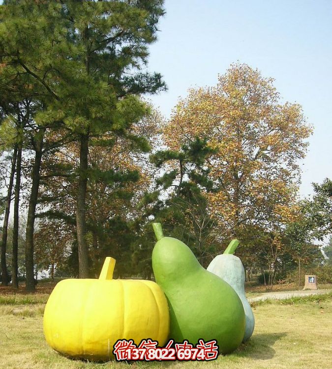 玻璃鋼雕塑，彩繪南瓜點綴戶外草坪