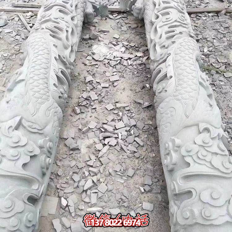 大型石雕龍柱，點綴園林景觀