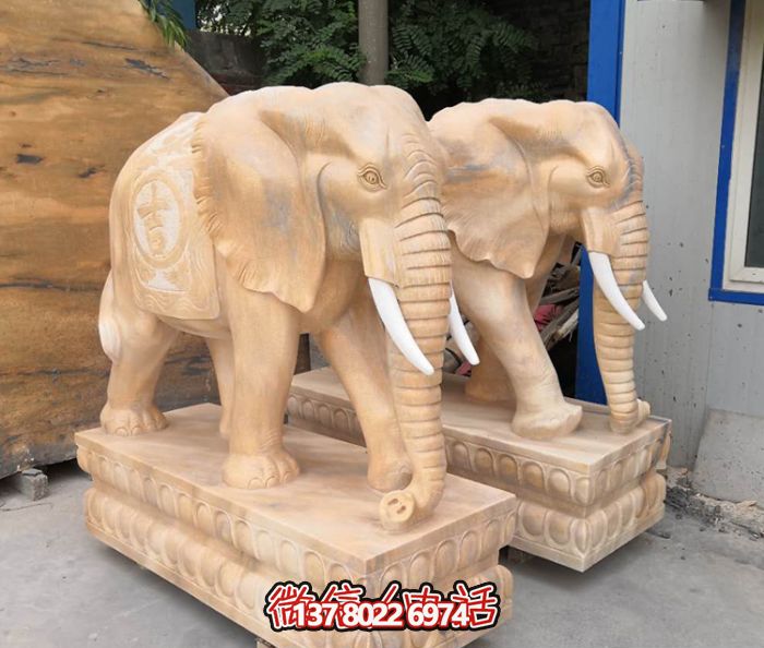 紅色庭院一抹晚霞，一個石雕大象雕塑