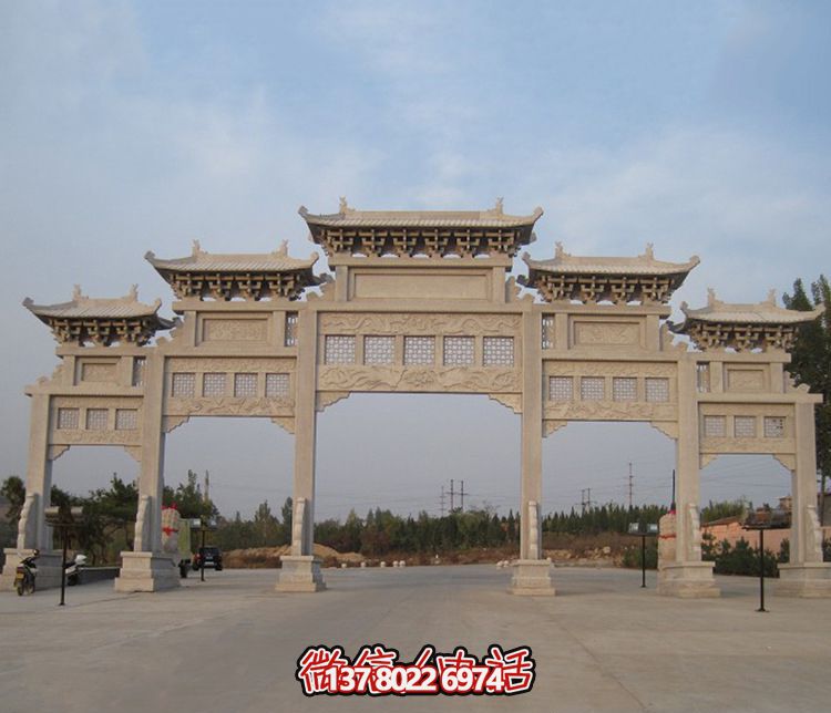 精美大型鏤空牌樓石雕，為公園廣場增添美麗色彩