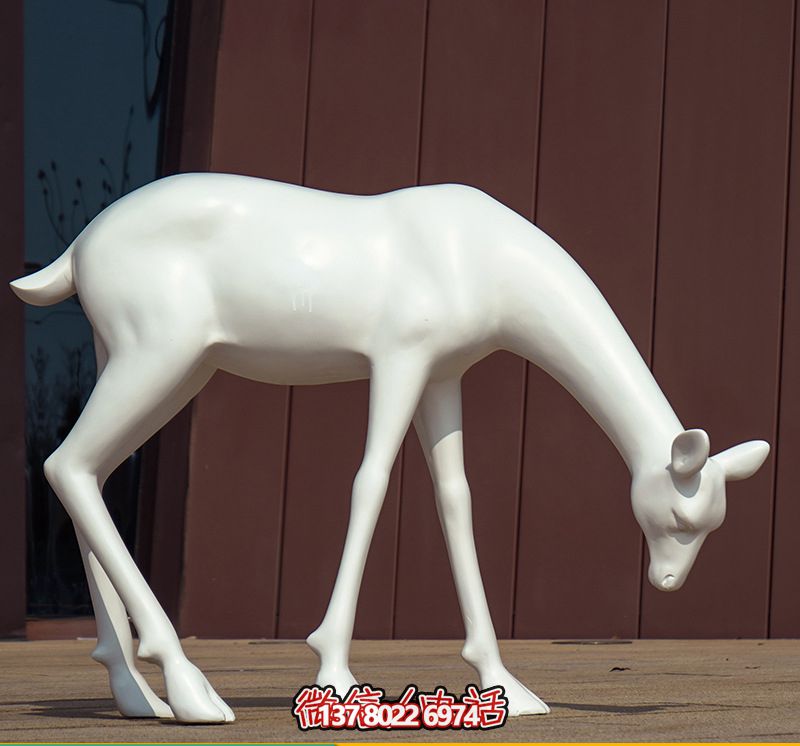 創(chuàng)意景觀酒店，低頭行走，讓鹿雕塑與您相伴