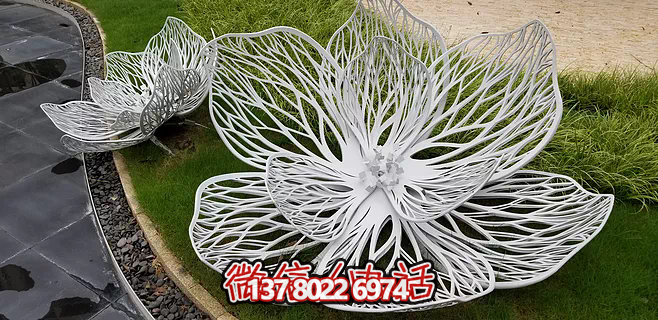 不銹鋼蓮花雕塑，鐵藝裝點戶外廣場