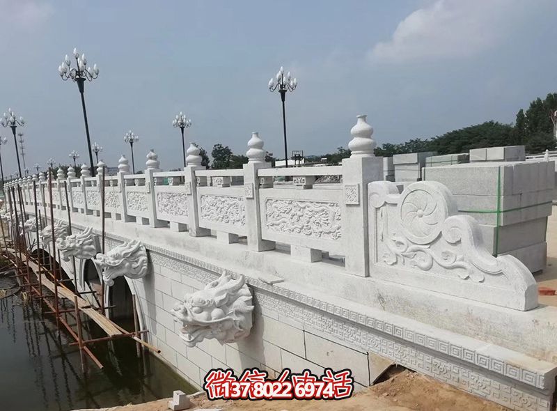 精美漢白玉石拱橋，融龍紋雕刻欄桿