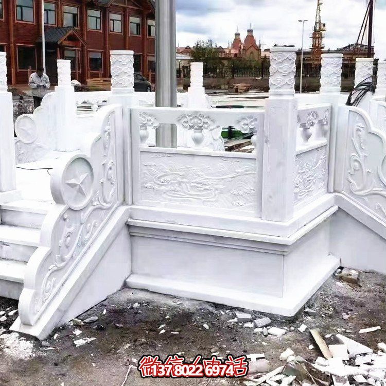 漢白玉升旗臺，做工精美，安全防護(hù)欄桿