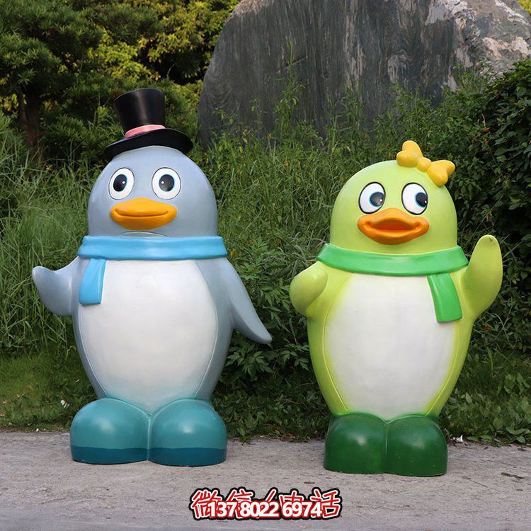 玻璃鋼彩繪企鵝景觀公仔，為幼兒園戶外擺件