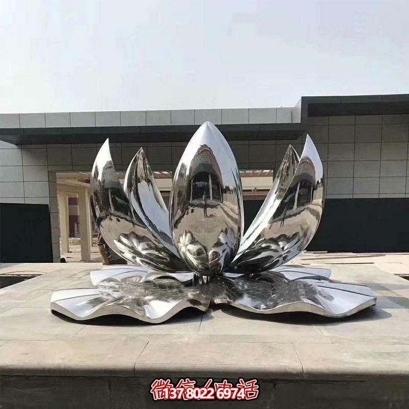 大型不銹鋼蓮花雕塑，鏡面反射景觀