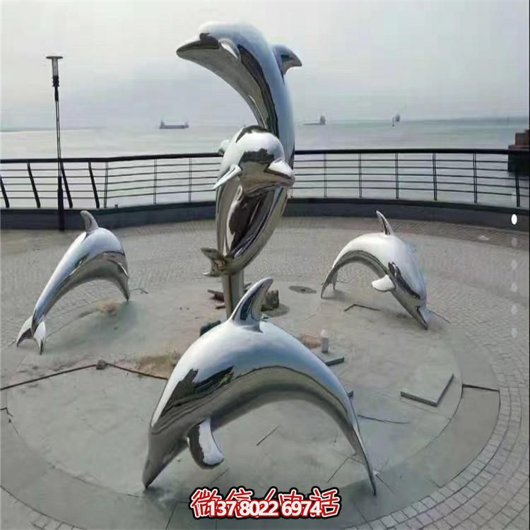不銹鋼海豚雕塑，讓海邊的廣場更加美觀