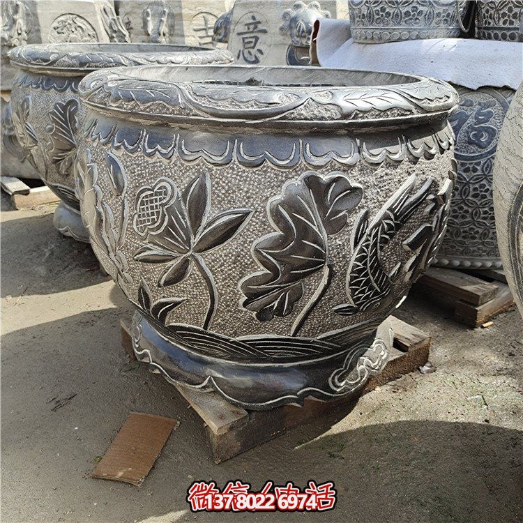 古建庭院蓄水缸，用青石點(diǎn)綴