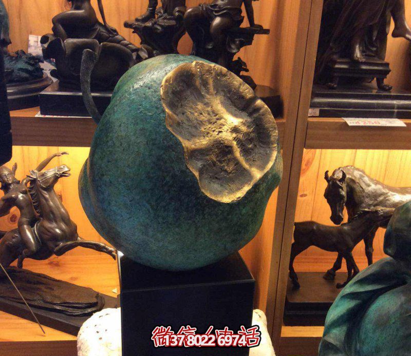 美麗寧?kù)o，自然綠意——欣賞公園銅雕景觀，享受一口新鮮蘋(píng)果