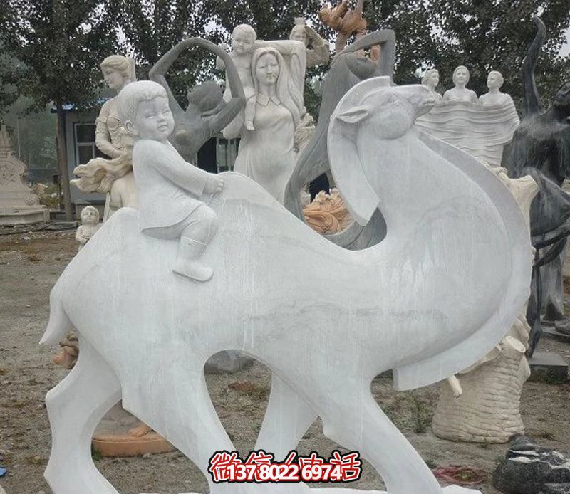 漢白玉駱駝雕塑，點綴公園里的抽象風情