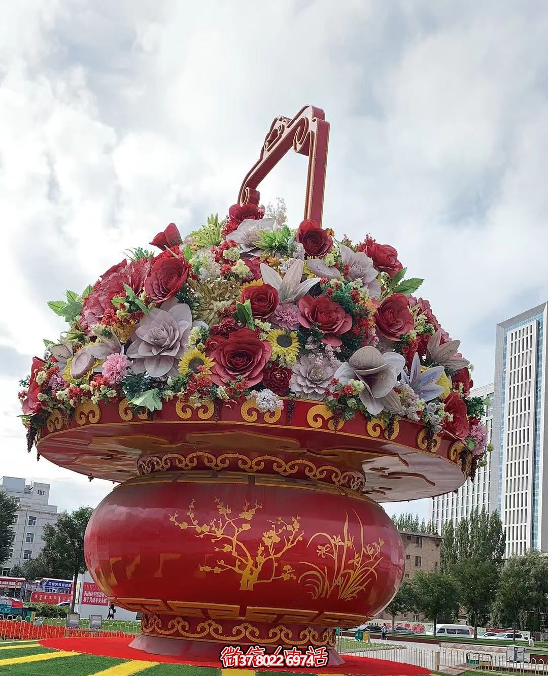 現(xiàn)代五彩花籃，給城市廣場帶來活力