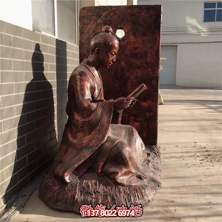 創(chuàng)意銅雕鑿人物看書(shū)借光雕塑，點(diǎn)亮景區(qū)美好氛圍