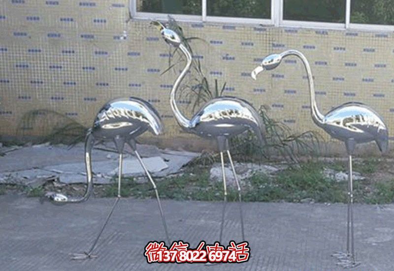 不銹鋼火烈鳥雕塑，完美擺放于室內(nèi)外庭院