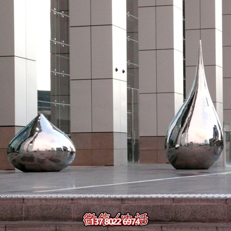 大型不銹鋼水滴異形鏡面雕塑，為廣場(chǎng)增添亮麗風(fēng)景