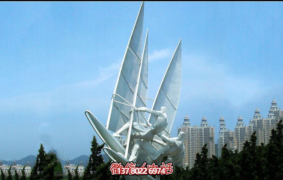 精美別墅鏤空雕塑點綴園林景觀，打造創(chuàng)意帆船