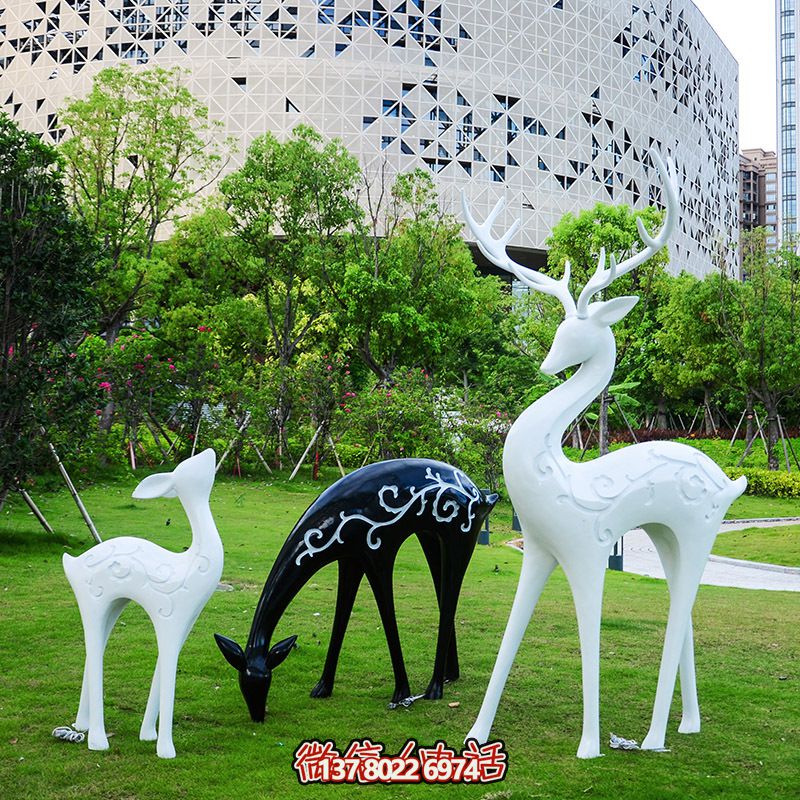 玻璃鋼彩繪黑白鹿雕塑，為小區(qū)增添創(chuàng)意美感